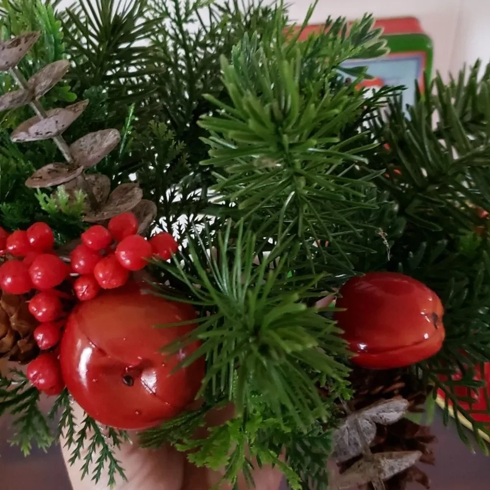Lot of 6 Christmas Items
